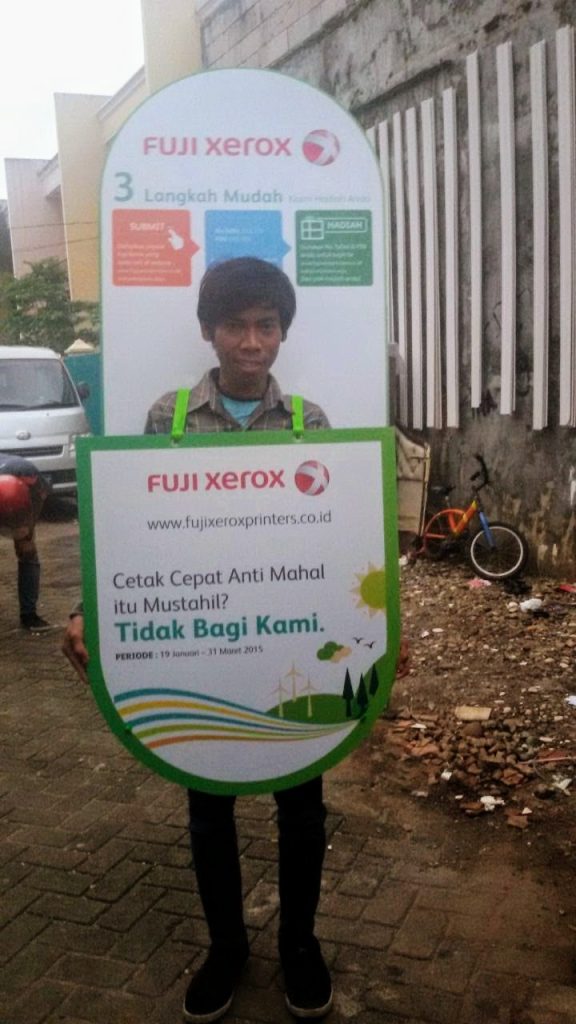 human billboard metode Customdengan cara human billboard plus sebar brosur