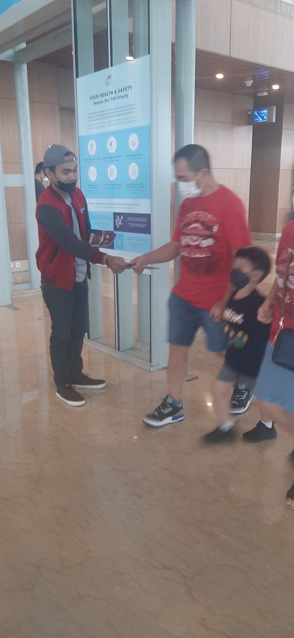 Petugas Membagikan Flyer Hand to Hand di Jalan Protokol Rapi
