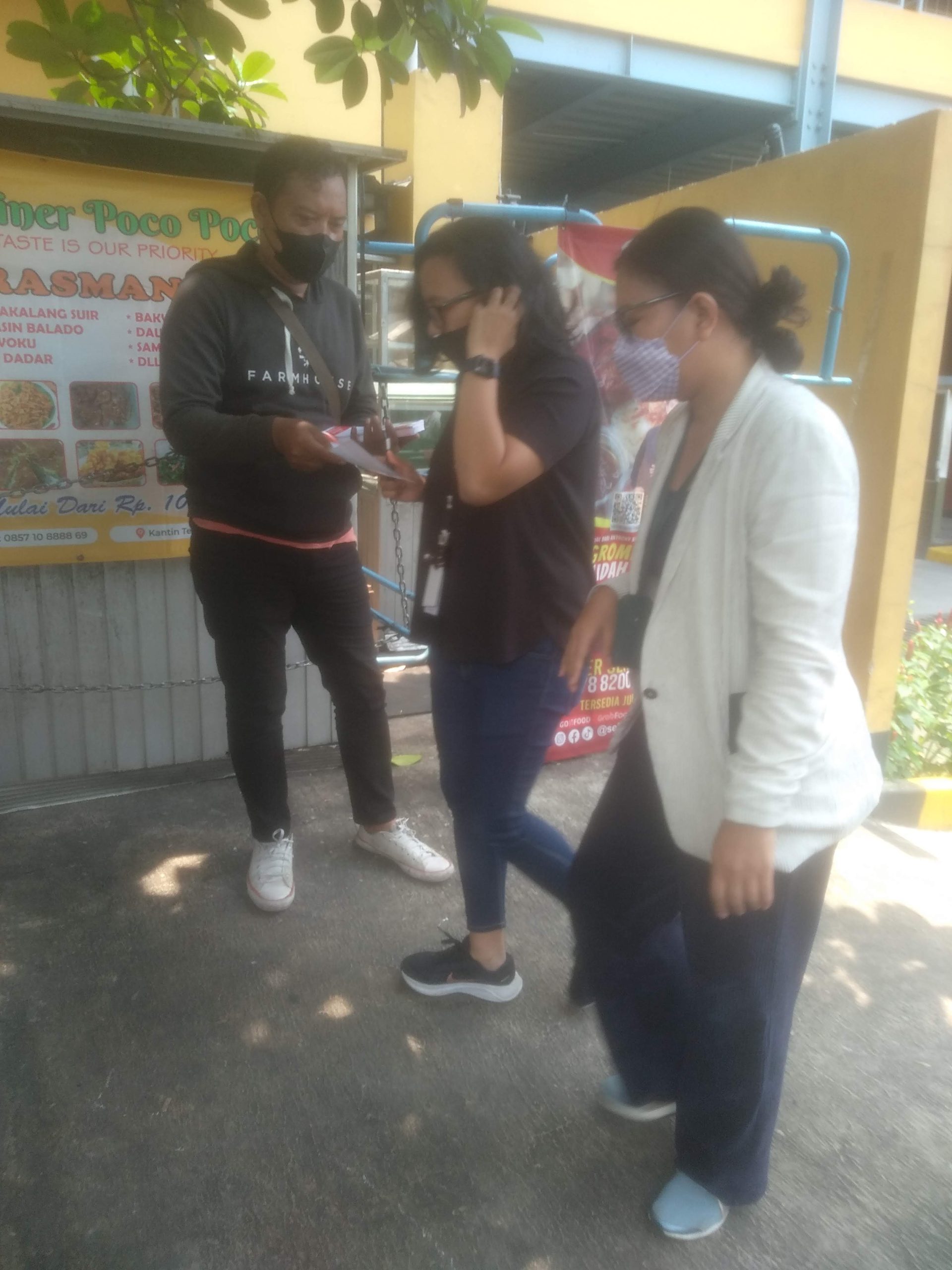 Pembagian Flyer Promosi di Lokasi Pameran Properti dan Event Expo Ramai