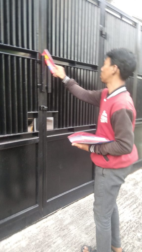 sebar brosur di perumahan