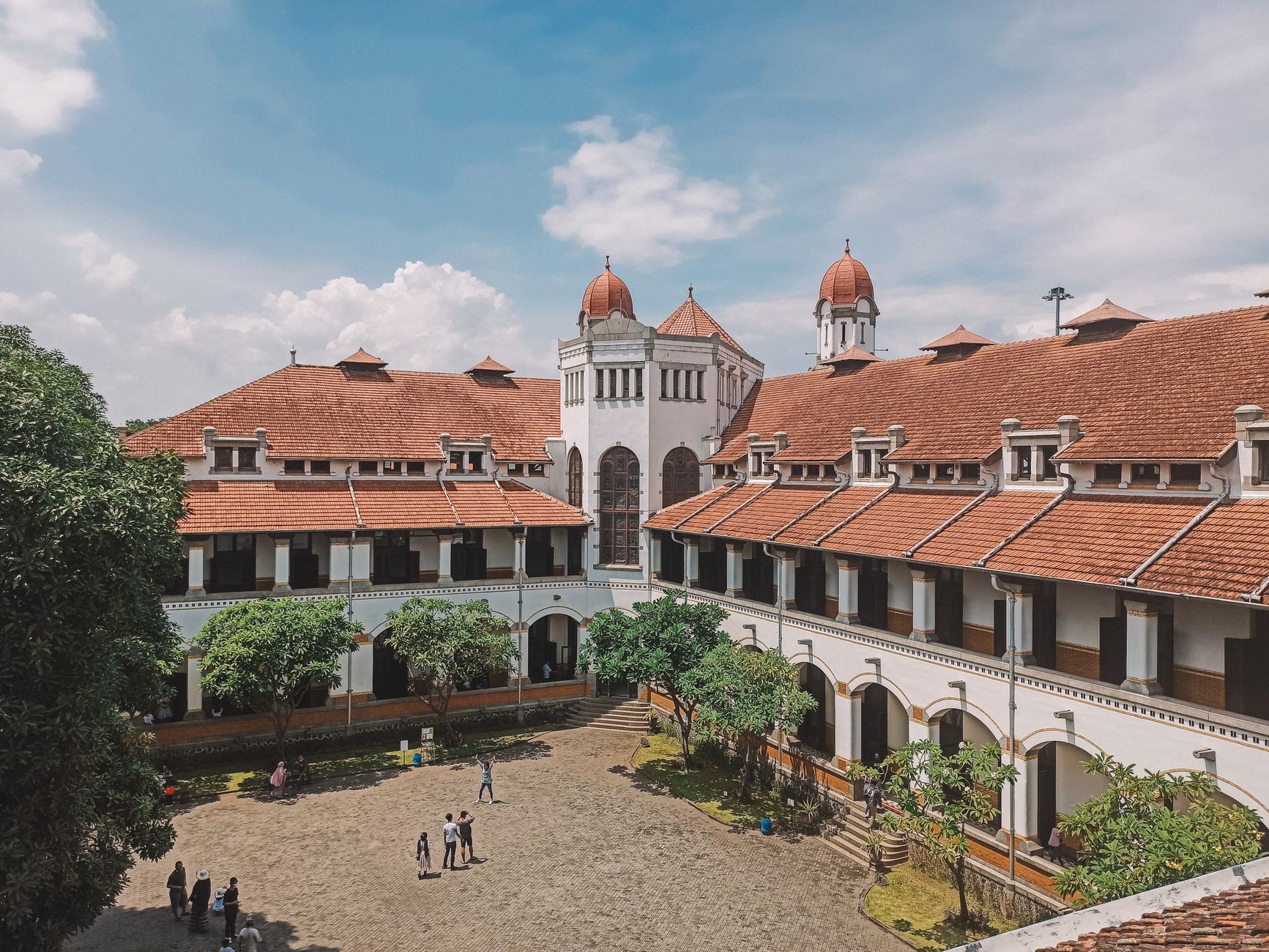 Mahasiswa kampus bersepeda di area hijau, menampilkan suasana akademik modern dan ramah lingkungan.