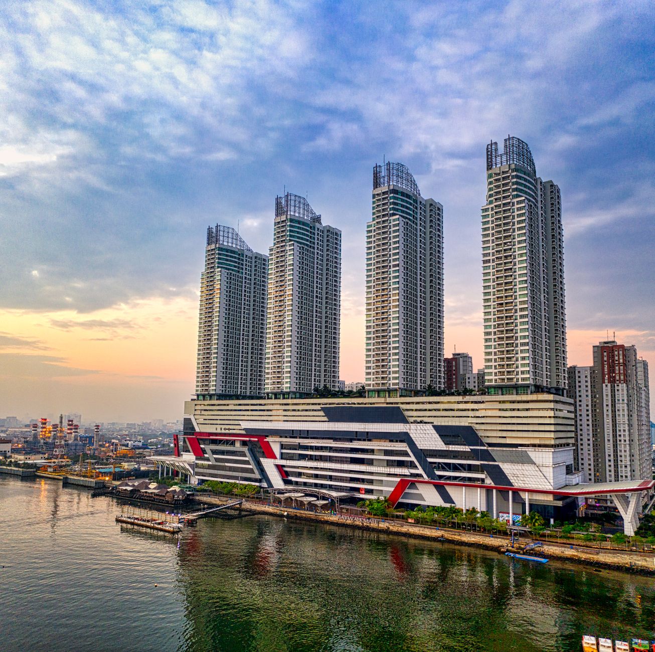 Tim profesional membagikan brosur murah di Jakarta untuk promosi bisnis lokal.