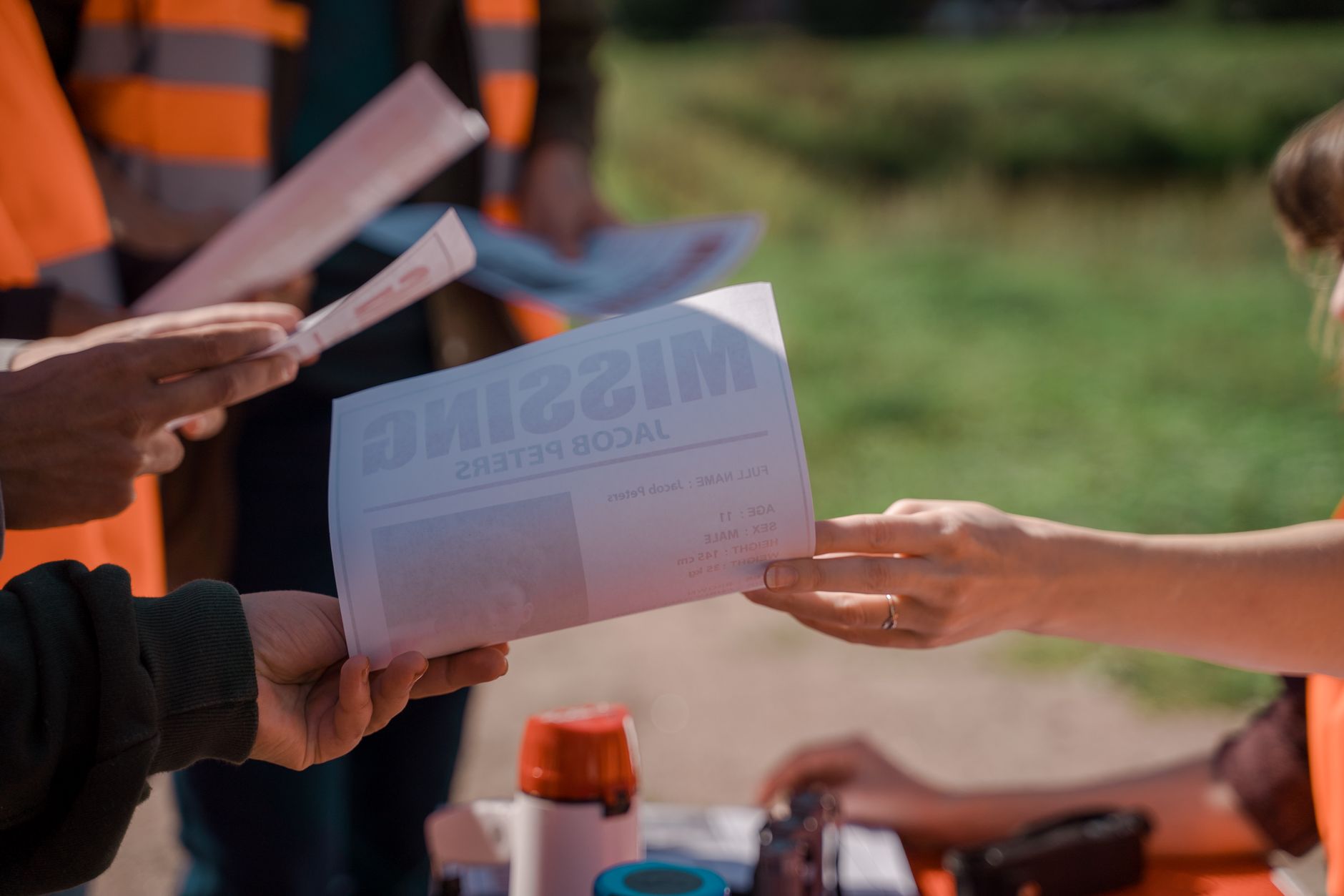 Tim profesional melakukan distribusi flyer promosi usaha kepada masyarakat di kawasan Pasar Minggu.